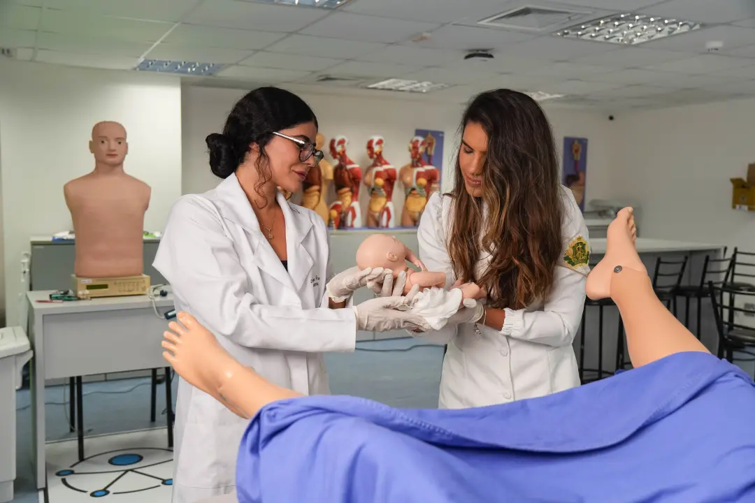 Processo seletivo da Faculdade Zarns Salvador abriu para 2027.1, com mais de 2,5 mil médicos formados pela unidade. É b…
