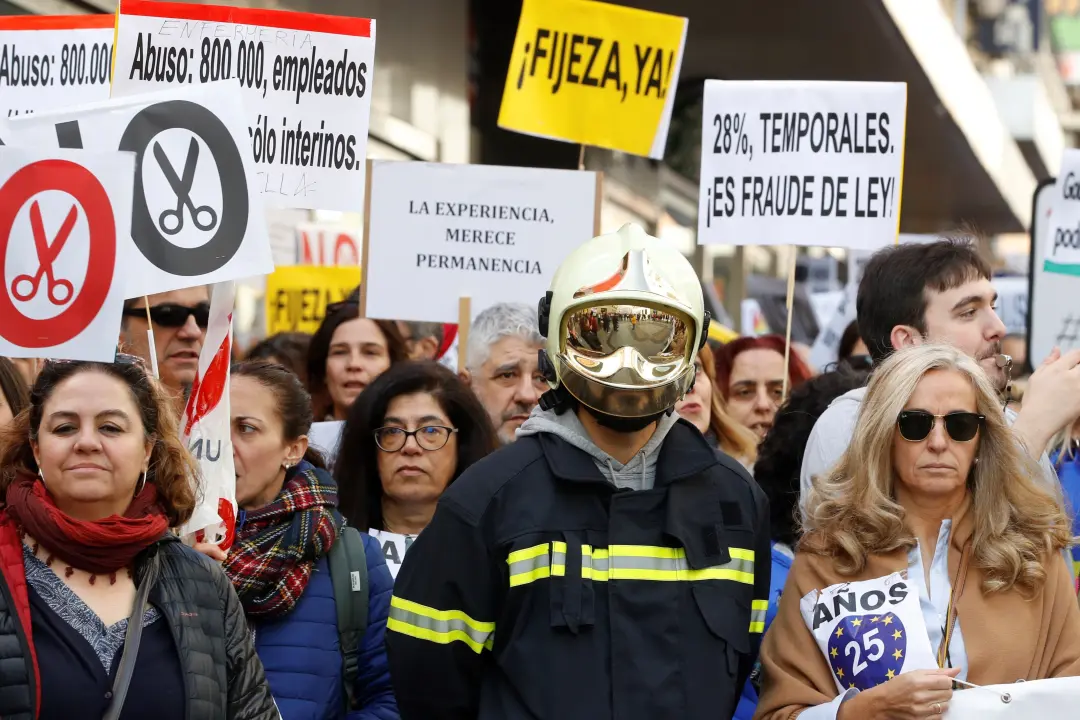 Em Madri, representantes de funcionários públicos temporários exigiram que a Comissão Europeia denuncie a Espanha na ju…
