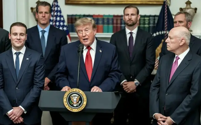 Trump manteve jornalistas como CNN e Politico fora da Casa Branca mesmo depois de uma decisão judicial pedir o retorno …