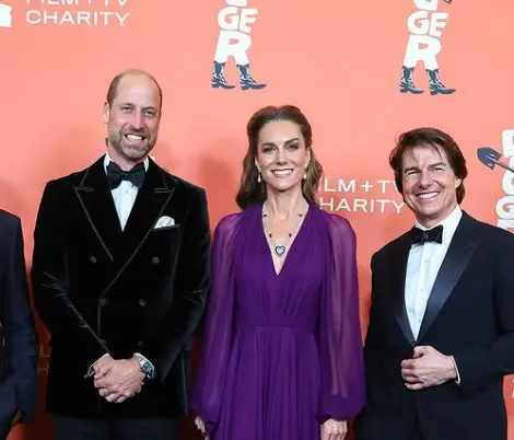 Tom Cruise ajudou Kate Middleton a descer degraus em Londres, o que violou o protocolo real de não tocar membros da fam…