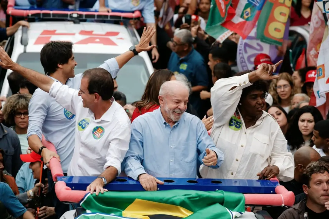 São Gonçalo recebeu Lula com a caminhada, onde ele tava com Eduardo Paes e Janja. É um jogo de equilíbrio que o Paes te…