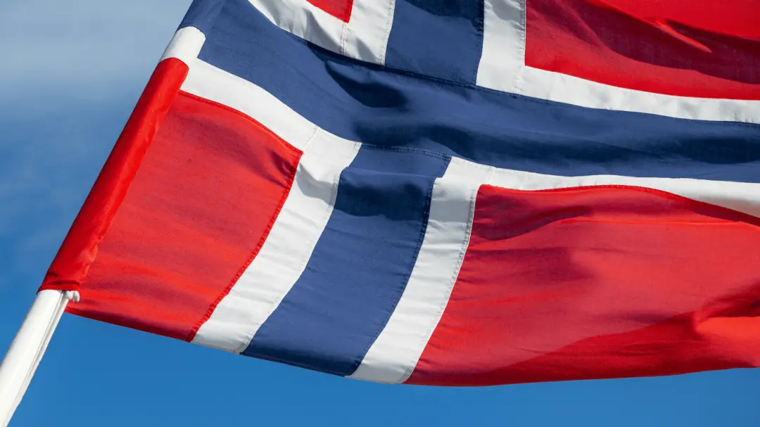 Quinta-feira, Noruega x Dinamarca, estreia na Liga A da UEFA Nations League 2026/27 em Oslo. O confronto mostra a Norue…