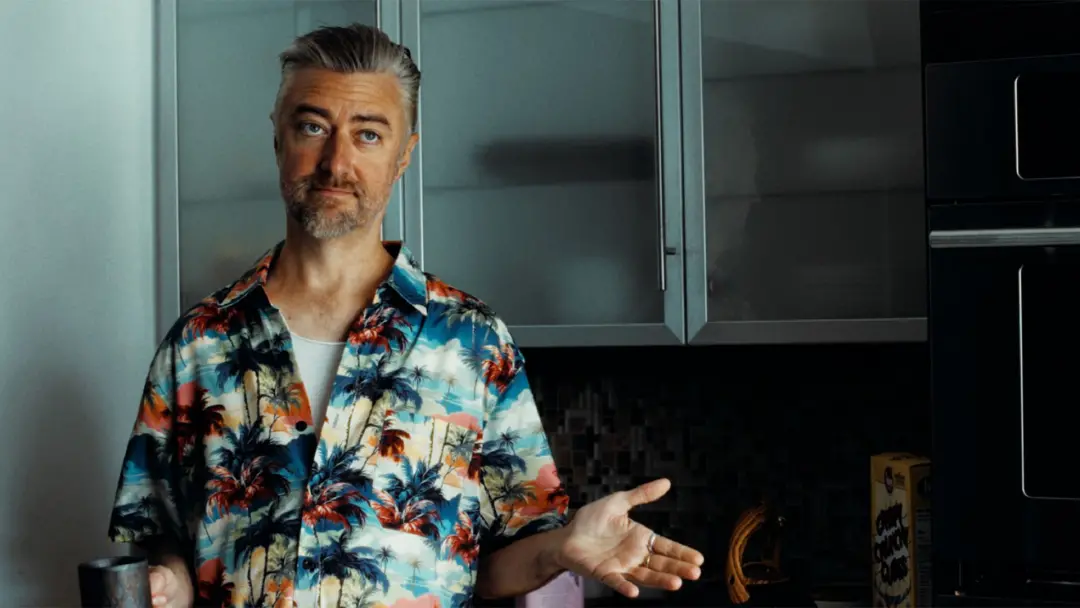 Sean Gunn sofreu invasão domiciliar no clipe de Appofeniacs, explorando como o uso de deepfakes pode dar errado para vá…