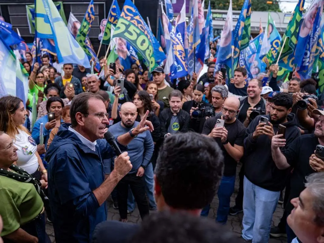 Eduardo Paes caiu para 35% nas intenções de voto, enquanto Douglas Ruas subiu para 24,6% na pesquisa do Rio. Essa reduç…
