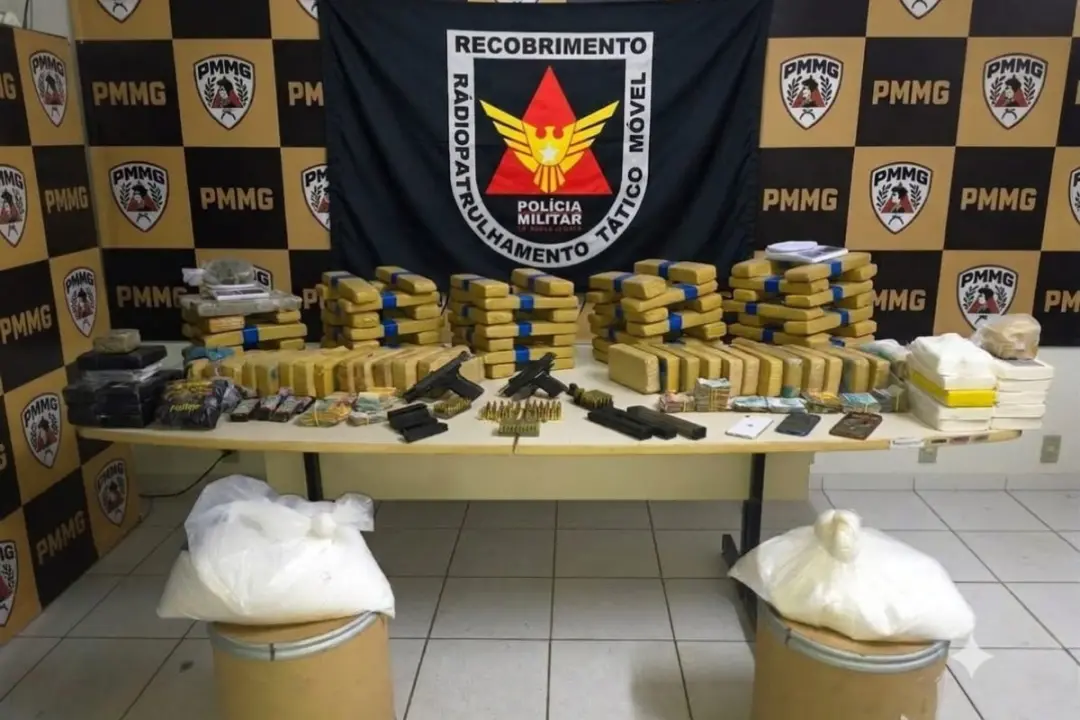 100 quilos de maconha e outras drogas foram apreendidos em Ubá, Minas Gerais. O esconderijo incluía uma estrutura de es…