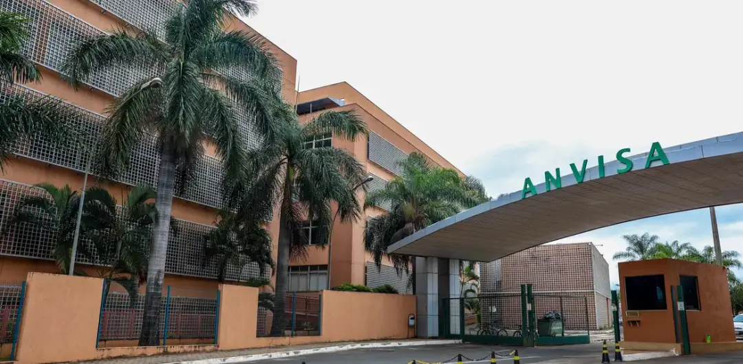 Alerta da Anvisa sobre venda irregular de tirzepatida em pó nas redes sociais. Vender um medicamento sem controle sanit…