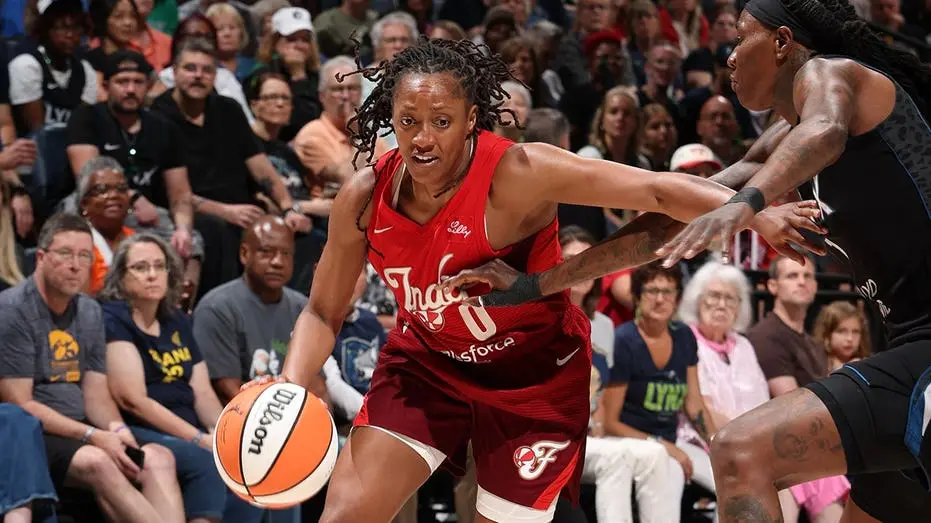 Kelsey Mitchell atingiu 1076 pontos na temporada, quebrando recorde de pontuação em uma única temporada na WNBA. Esse t…