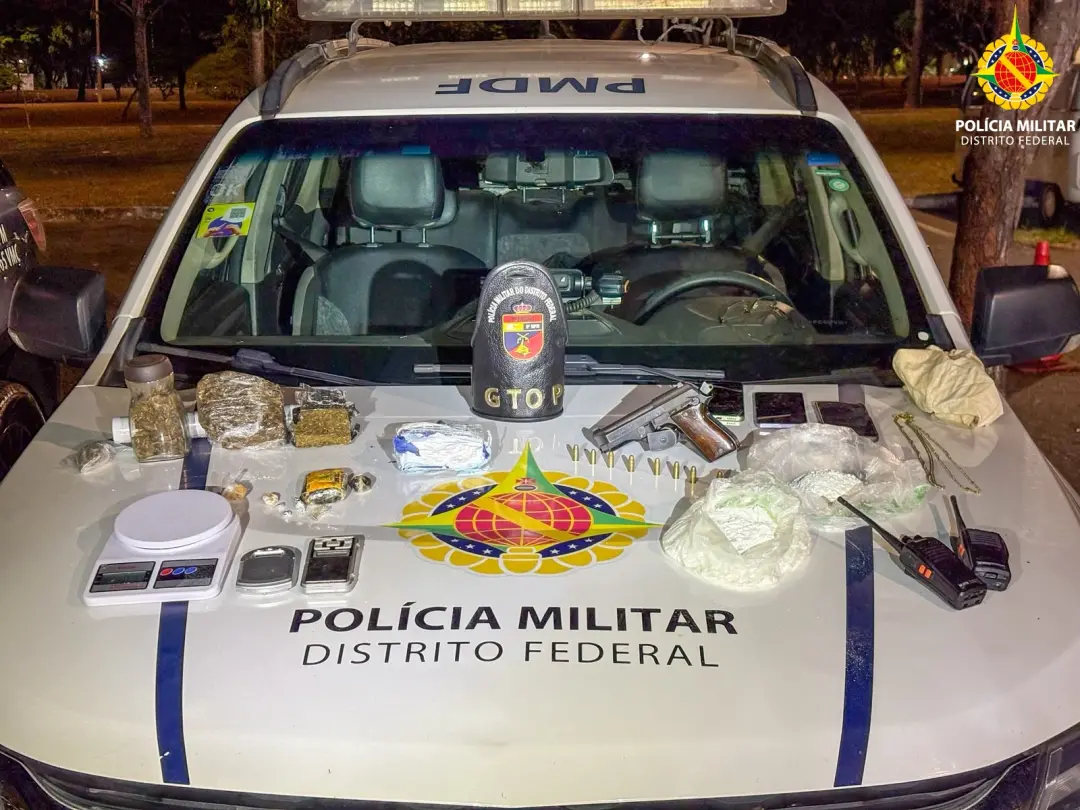 No Gama, a PM apreendeu drogas, balanças de precisão e uma pistola Taurus calibre 765 em um imóvel. A presença de armas…