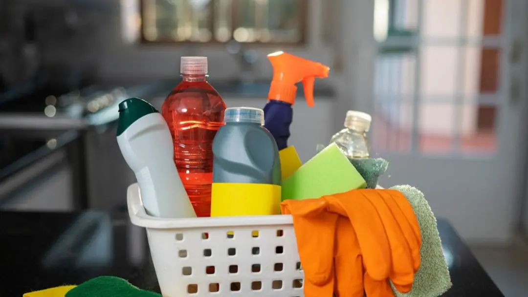 Misturar produtos de limpeza gera reação química perigosa, a Anvisa alerta que misturas podem causar intoxicação. Isso …