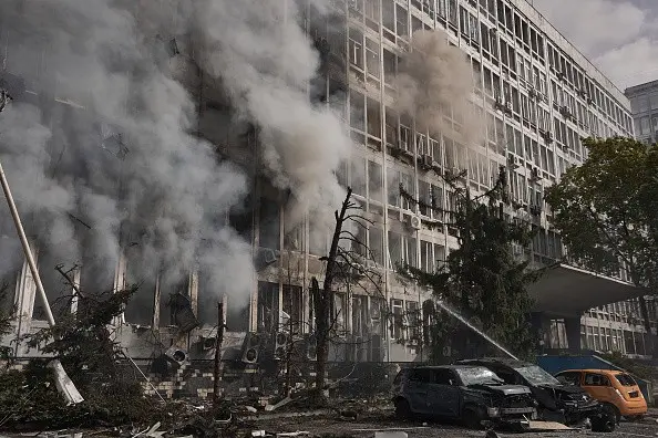 Seis mortos em Kharkiv após bombardeio em depósito de vegetais. Ataques russos atingiram a Ucrânia, incluindo Kiev, cau…