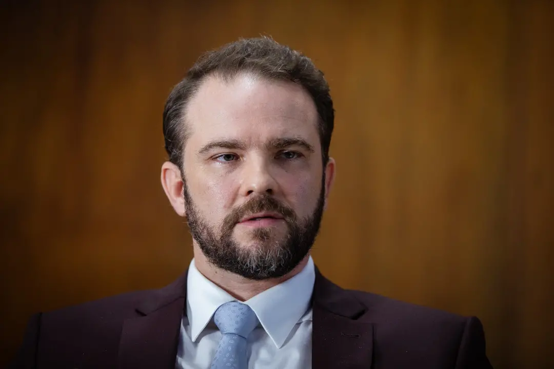 Ministro Durigan diz que recursos que dão liquidez ao Banco Master vêm do mesmo bolso que recebeu dinheiro do PCC. A li…