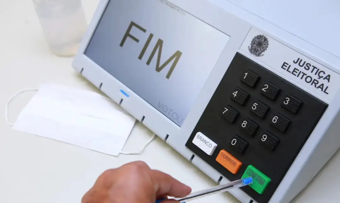 Quase um quinto dos candidatos, 4048 políticos, fizeram autodoações somando 97,9 milhões de reais. É um volume grande d…
