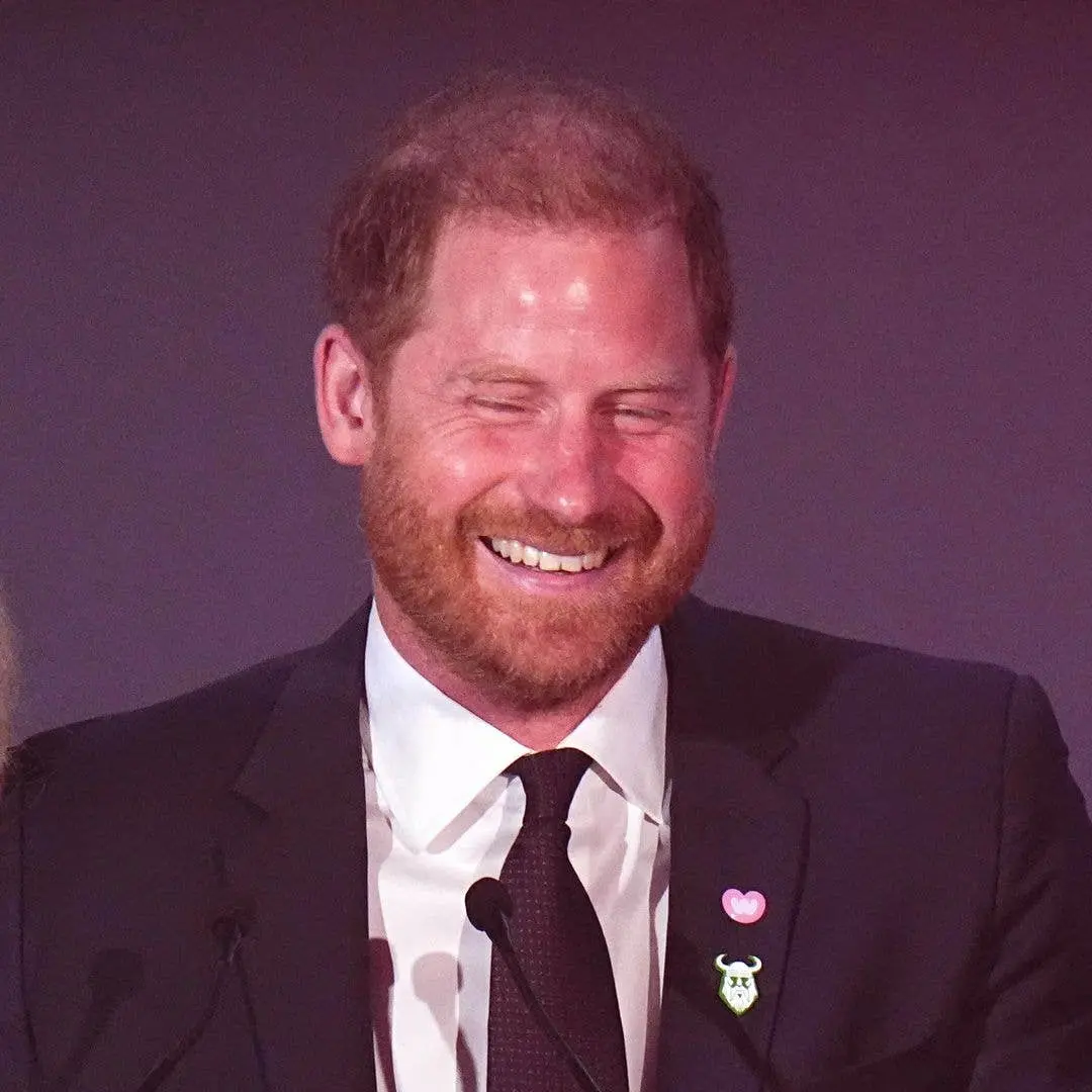 Duque de Sussex no chão da casa no Reino Unido, interagindo com um bebê pequeno. É interessante ver esse momento de lev…
