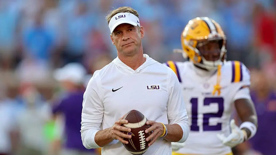 Lane Kiffin apontou que em Ole Miss a música do estádio tocou por tempo demais enquanto o ataque do LSU estava em campo…