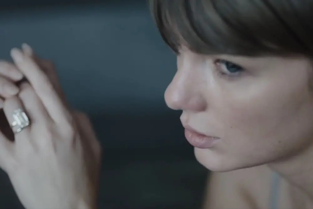 Taylor Swift vai estrear o video de Patient Zero com Dakota Johnson e Colin Farrell na premiação VMA. É um movimento gr…