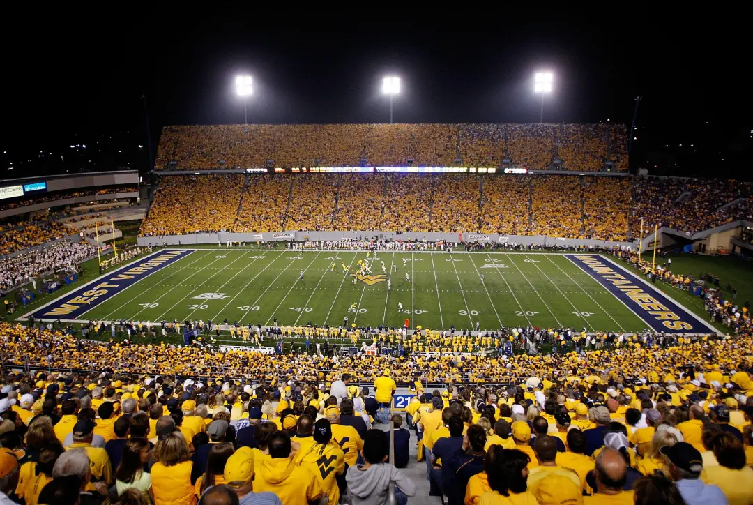 Morgantown, WV: os jogos noturnos tinham uma magia, com a torcida transformando o campo em um lugar muito difícil de jo…