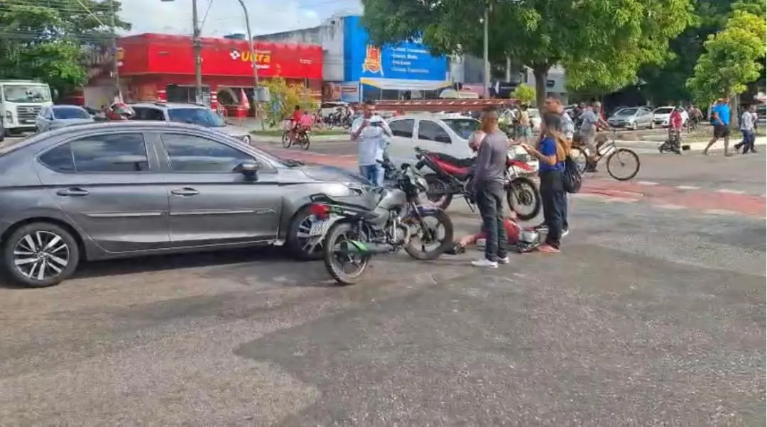 Pedreira, Belém. Carro bate em moto de aplicativo no cruzamento da Pedro Miranda com a Vileta. Condutora do carro vinha…