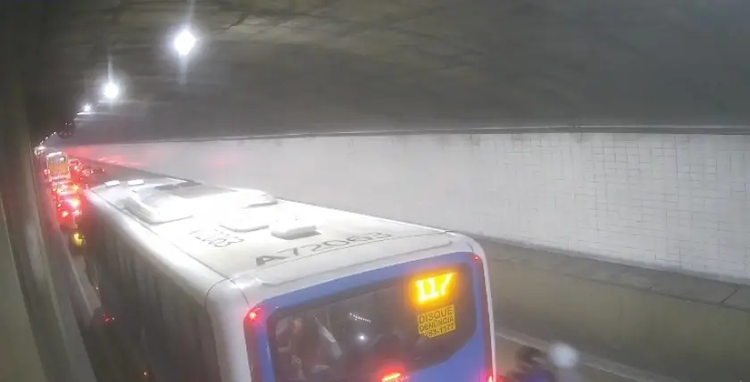Acidente com moto, caminhão e táxi na saída do Túnel Santa Bárbara interrompeu o trânsito no sentido Botafogo. Desvios …
