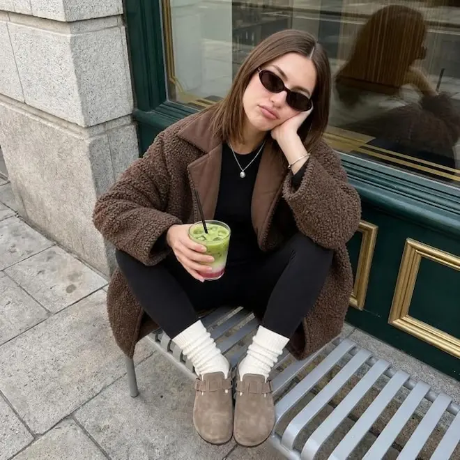 Amazon já tem opções de calçado parecido com Birkenstock Boston por menos de 50 dólares antes do Prime Day. Essa precif…