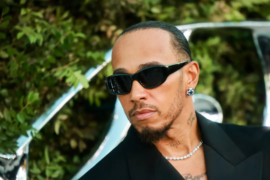 Lewis Hamilton, piloto de F1, quer migrar para a moda após sua carreira no esporte. Ele já se queixava de usar o unifor…