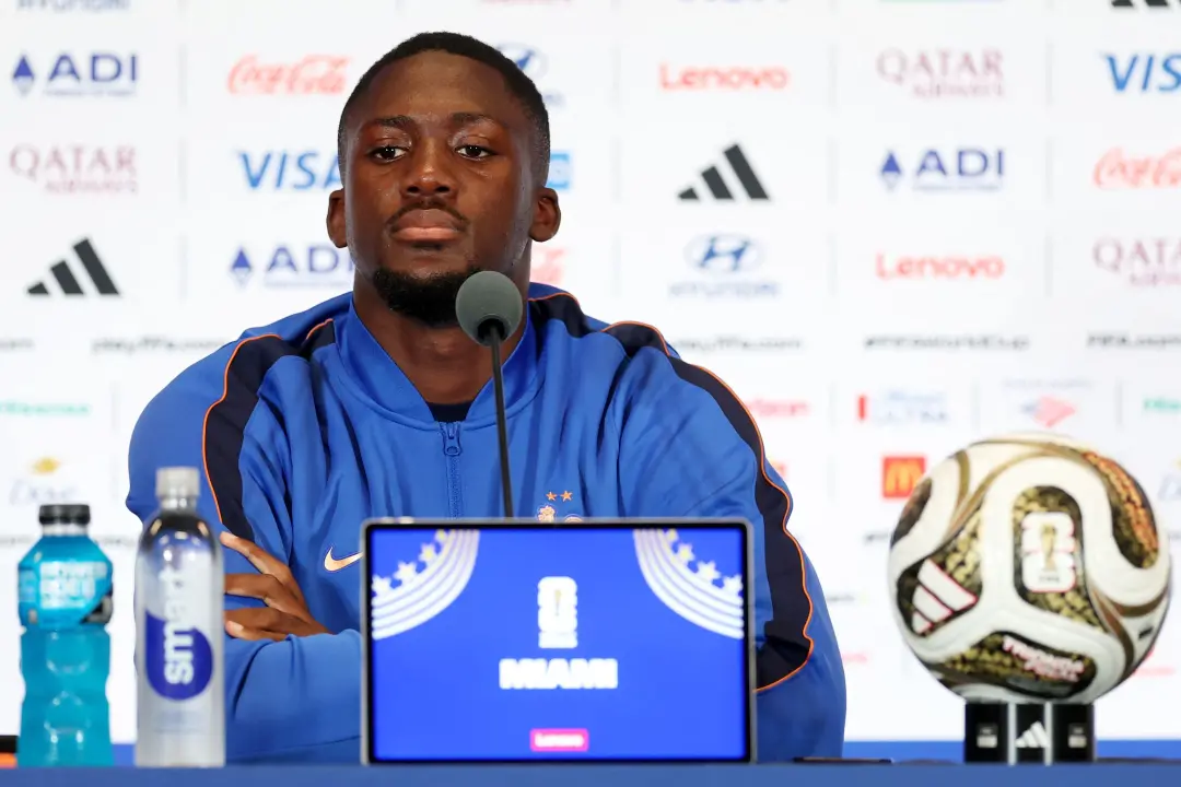 Ibrahima Konaté, zagueiro do Real Madrid, foi cortado da seleção francesa por uma entorse no joelho direito. A lesão ti…