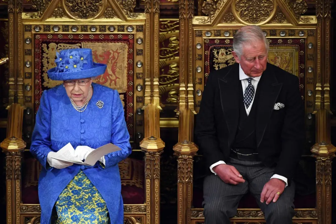 Charles Spencer contou que a Rainha Elizabeth II sugeriu otoplastia para o príncipe Charles quando ele era jovem. Não a…