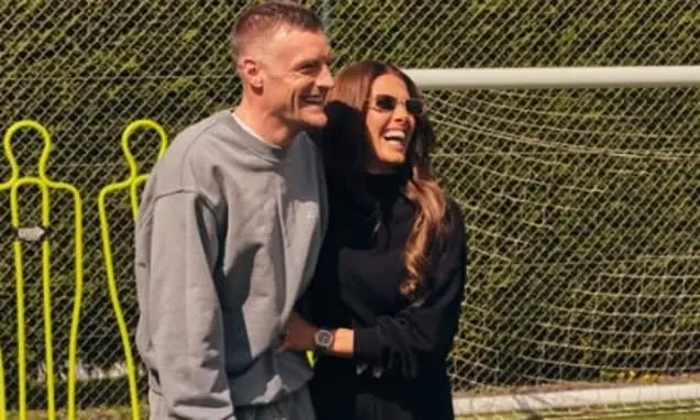 Becky Vardy falou sobre a pressão de ser esposa de jogador, sentindo que as pessoas a estereotipam como rasa e material…