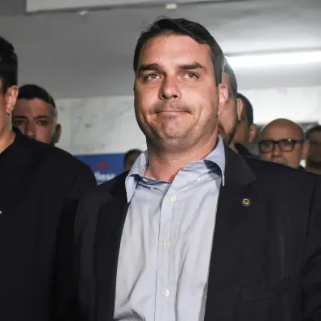 Flávio Bolsonaro viajou dos EUA para Brasília em janeiro de 2025 em jato ligado a uma empresa com sócio do ex-banqueiro…