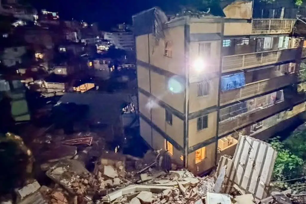Prédio de quatro andares desabou no Morro do Cantagalo, Rio de Janeiro, perto da UPP. Construções ilegais assim colocam…