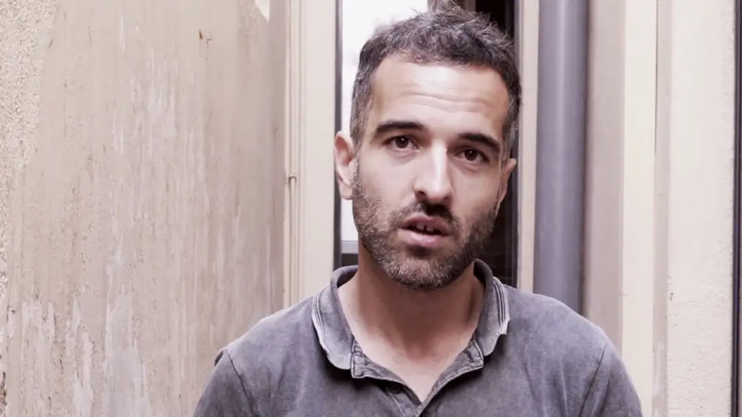 Sants, em Barcelona, é onde o diretor Mikel Gurrea encontrou a base para seu filme Saints. A escolha de usar o próprio …