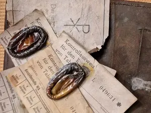 Dois preservativos viraram atração em um museu da Segunda Guerra Mundial. É estranho pensar como objetos íntimos podem …