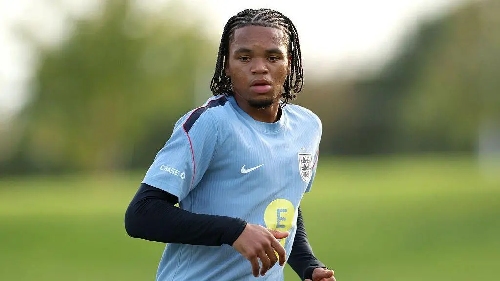 Rio Ngumoha nunca olhou para trás no crescimento no Liverpool. O jovem estreou no time principal aos 16 anos e depois m…