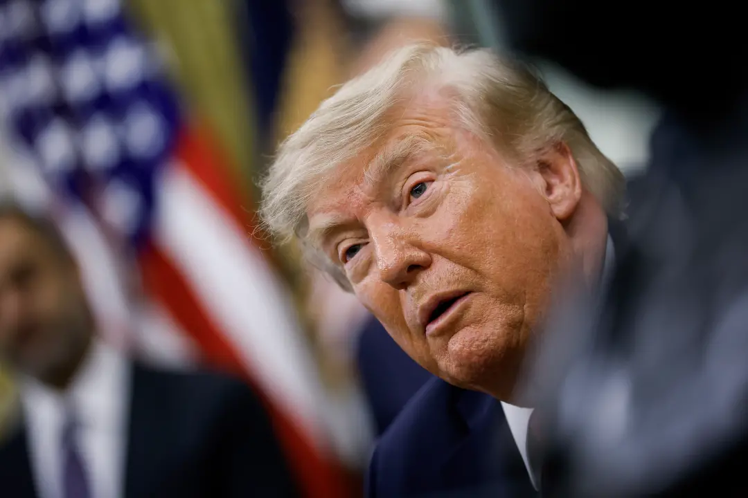 Juiz federal concedeu ordem provisória para restaurar credenciais de imprensa de CNN Politico e MS NOW para equipes no …