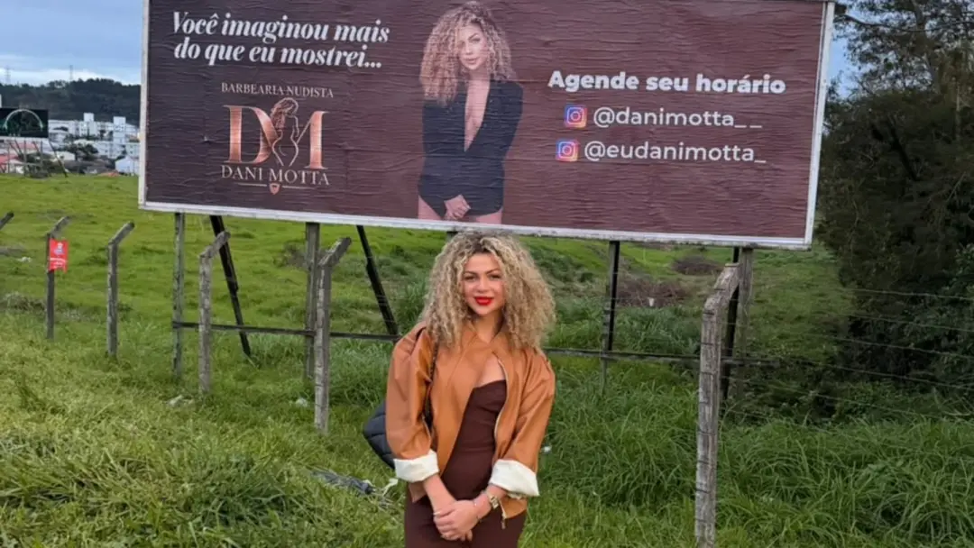 Daniella Motta recebeu críticas após colocar outdoor divulgando a barbearia nudista dela em Florianópolis. Colocou o ou…