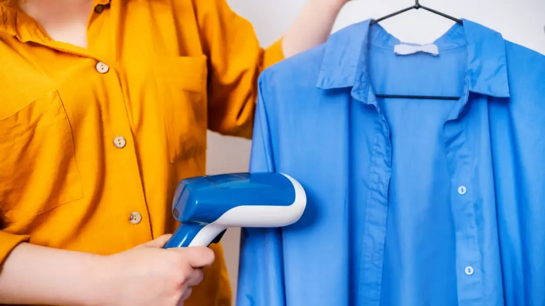 Modelo vertical e leve da Rowenta, o Pure Pop, permite passar camisas sem tábua em minutos. Isso muda muito a rotina de…