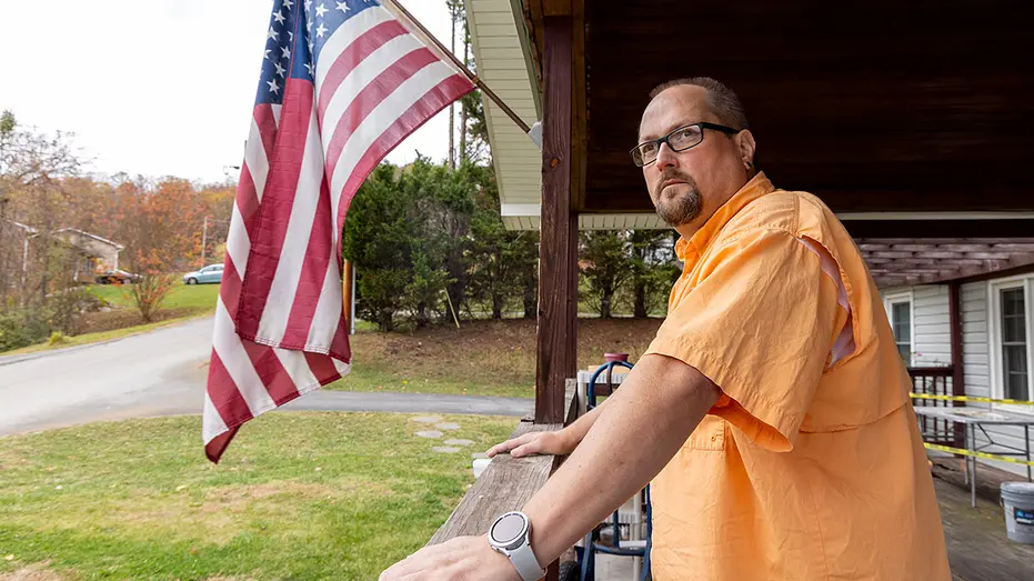 Tennessee, EUA. Um homem foi alvo de uma invasão policial em sua casa depois que ele filmou e criticou um policial por …