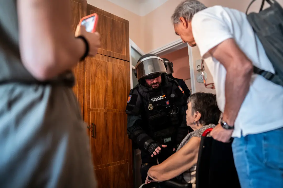 A Maricarmen, com 87 anos, foi retirada de seu apartamento no Retiro, em Madrid, após o despejo ser executado pela polí…