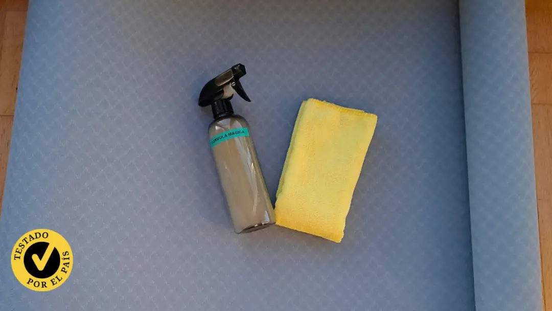 Limpar esterilla de yoga com sabão em escamas, amônia perfumada e óleo essencial de árvore de té. A ideia de não limpar…