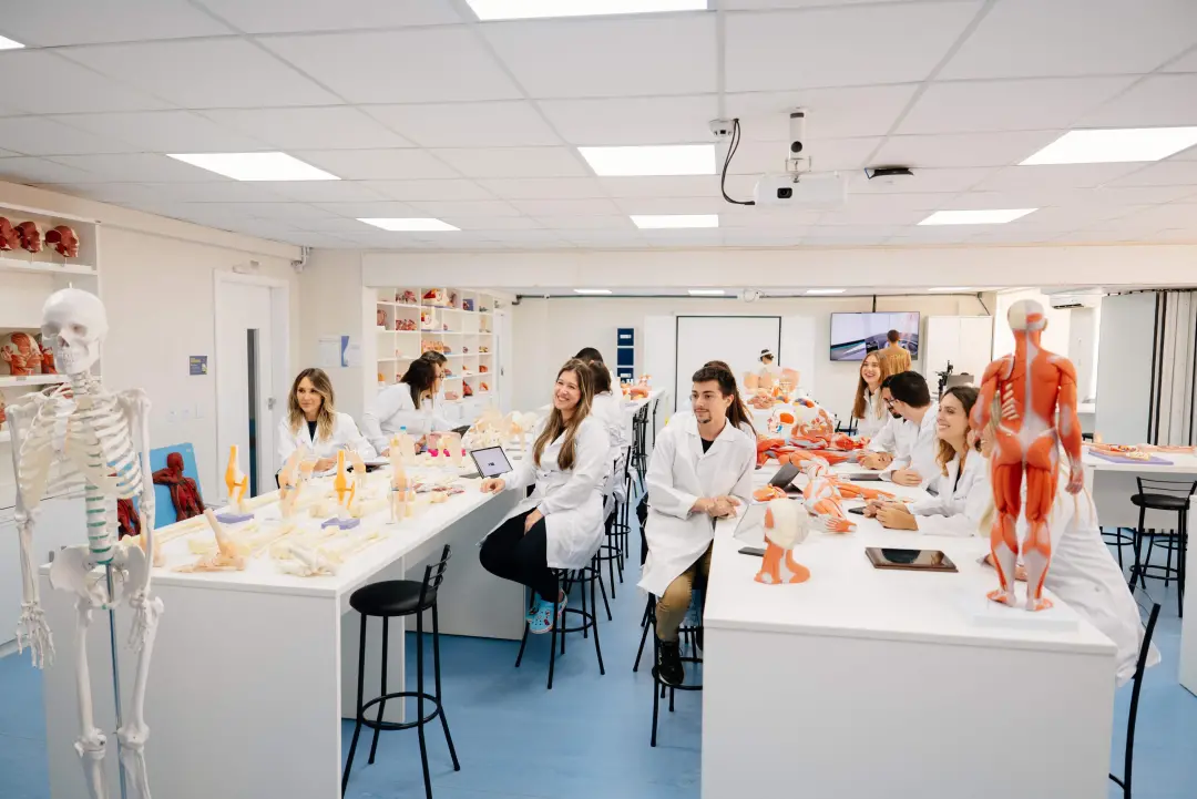 A formação médica tá mudando com IA e dados, além das cirurgias com tecnologia. É preciso que os profissionais não olhe…