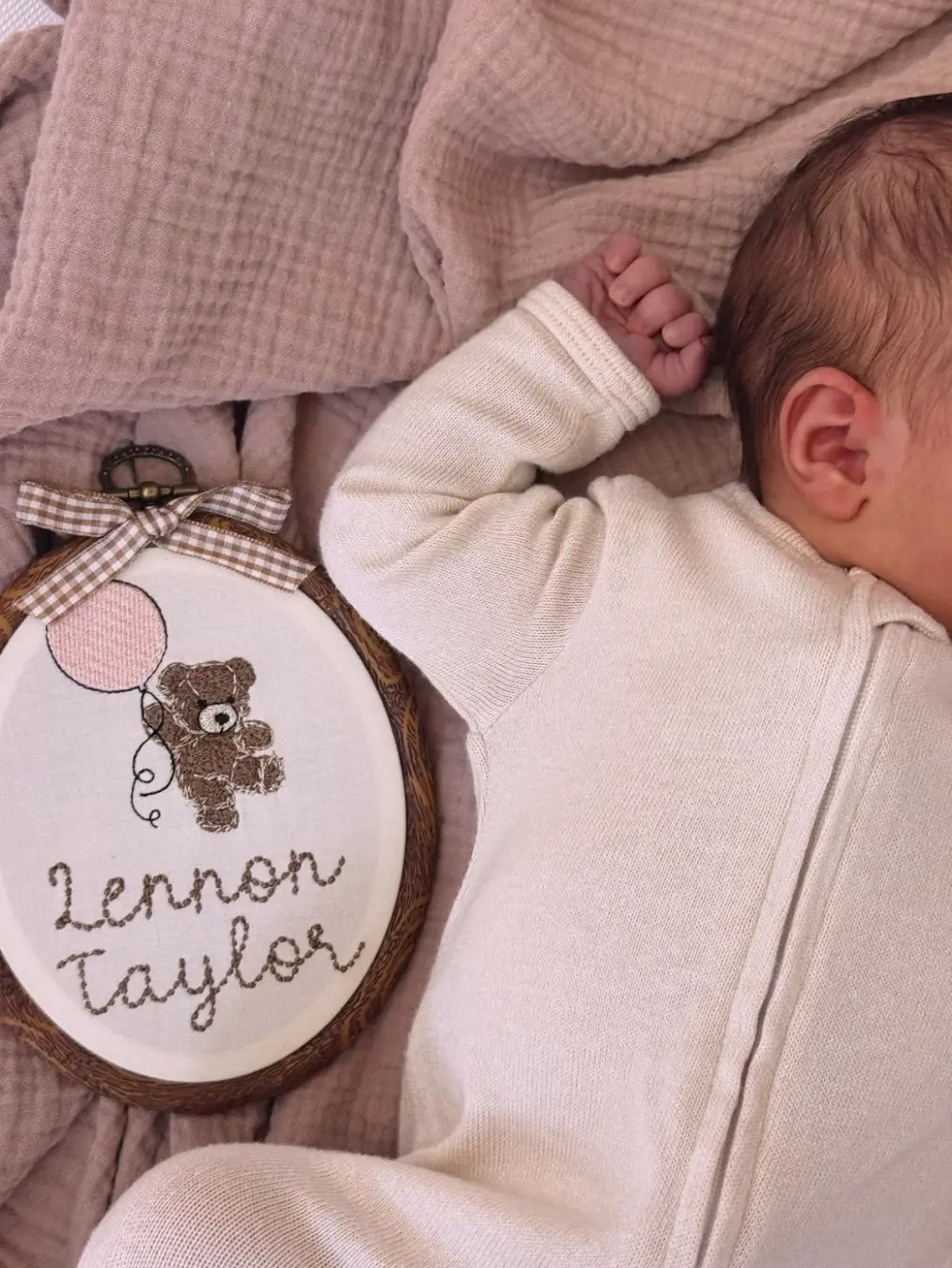 Lennon Taylor Lautner é o nome da bebê que Taylor Lautner e Tay Lautner receberam em 16 de setembro de 2026. A chegada …