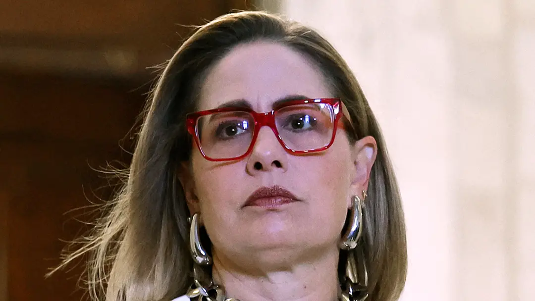 Matthew Ammel, ex-namorado e segurança de Kyrsten Sinema, enfrenta acusação de crime grave por destruir a casa dela em …