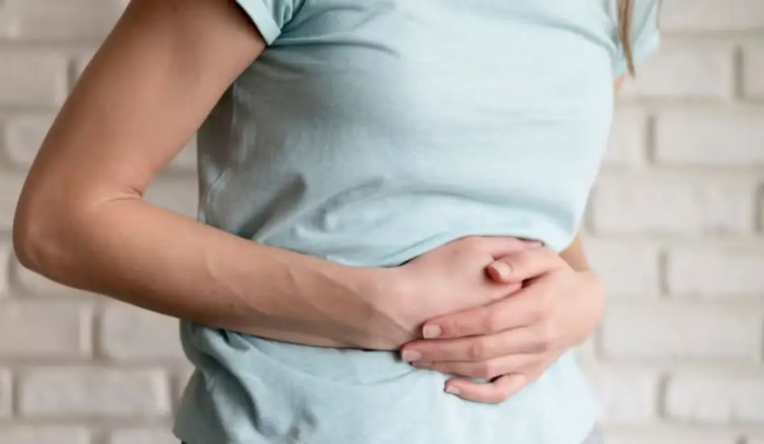 Azia e refluxo afetam cerca de 20% dos estadunidenses cronicamente. Comer banana ou iogurte ajuda a revestir o esofago …