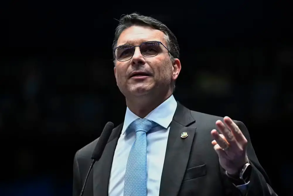 Senador Flávio Bolsonaro pediu ao ministro André Mendonça que investigue Lula e a relação com Daniel Vorcaro, com base …