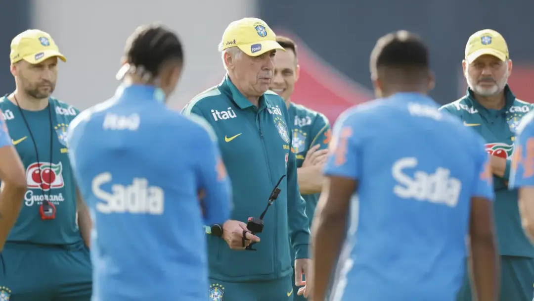 Townsville recebe o Brasil com Ancelotti testando o elenco completo neste treinamento. A mistura de jogadores como Marq…