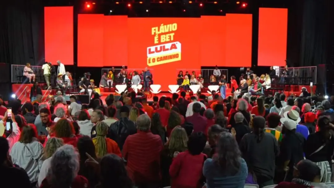Novo slogan Lula é Flávio é bet, Lula é o caminho, exibido no Rio de Janeiro. A associação de Flávio ao setor de aposta…