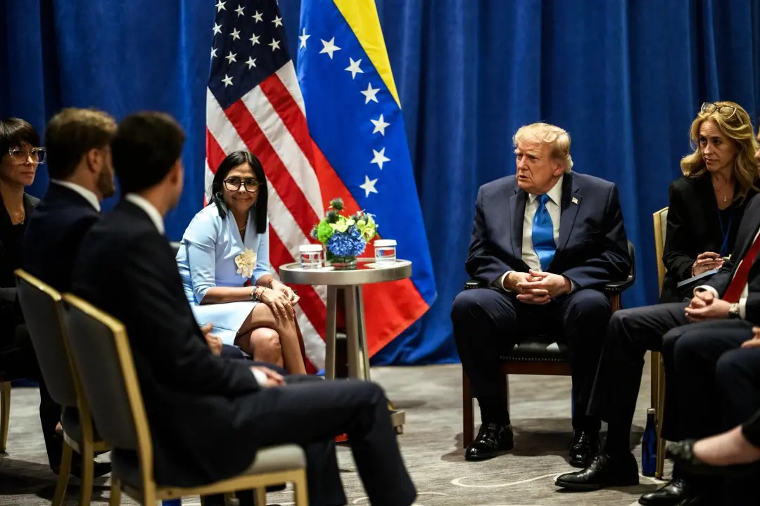 Foto de Delcy Rodriguez e Donald Trump aparece com os dois líderes fazendo sinais para seus seguidores. O gesto de Trum…