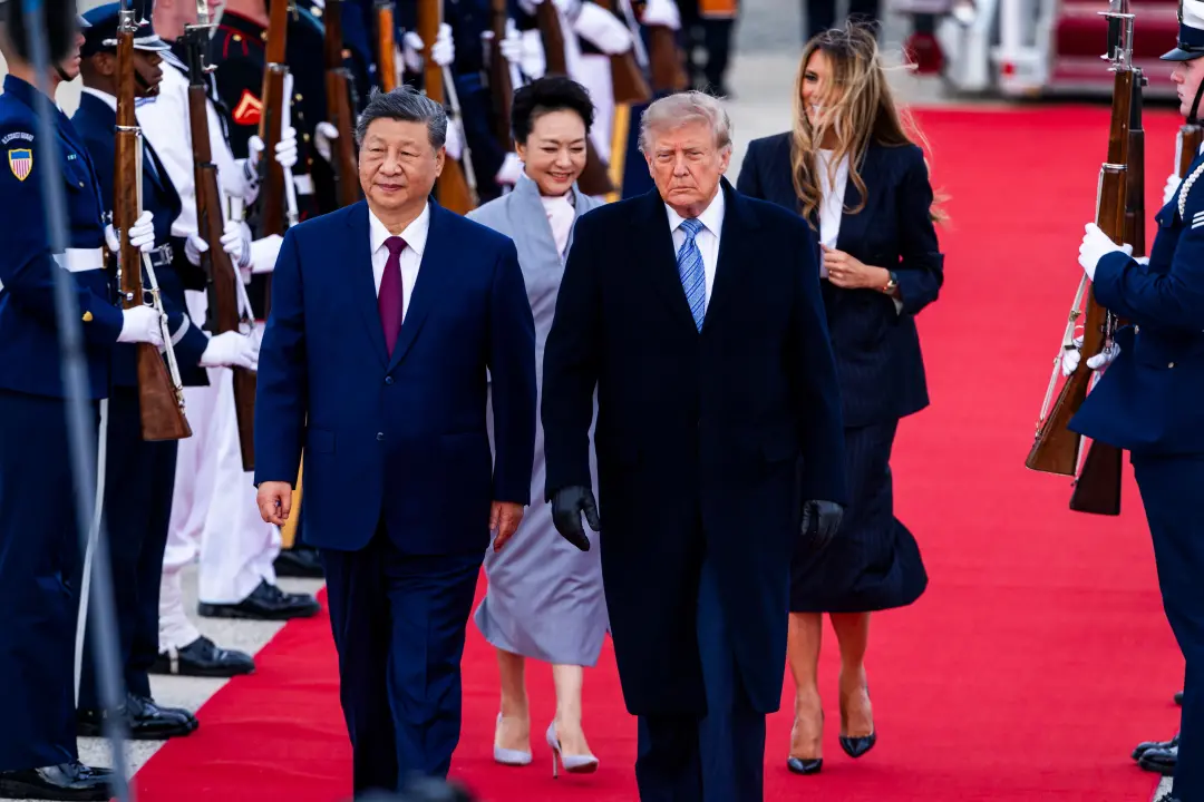 Xi Jinping chegou em Washington para uma visita de Estado, recebido com tapete vermelho ao desembarcar do avião. Esses …