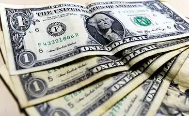 Dólar subiu para R$ 5,169, quase 5,17, pressionado por fatores globais e cenário eleitoral no Brasil. Essa alta constan…