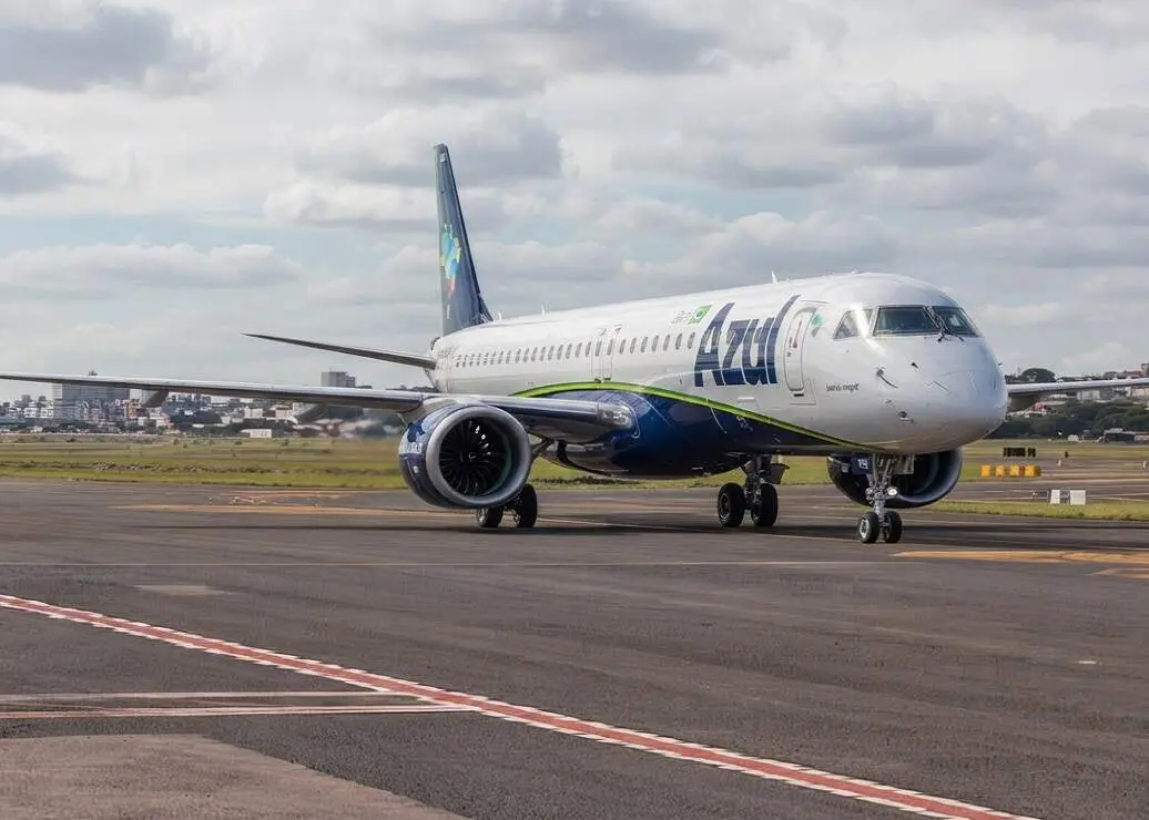 Mais de 80 voos da Azul cancelados por falha global no GPS de jatos Embraer E2, afetando mais de 8 mil passageiros. A i…