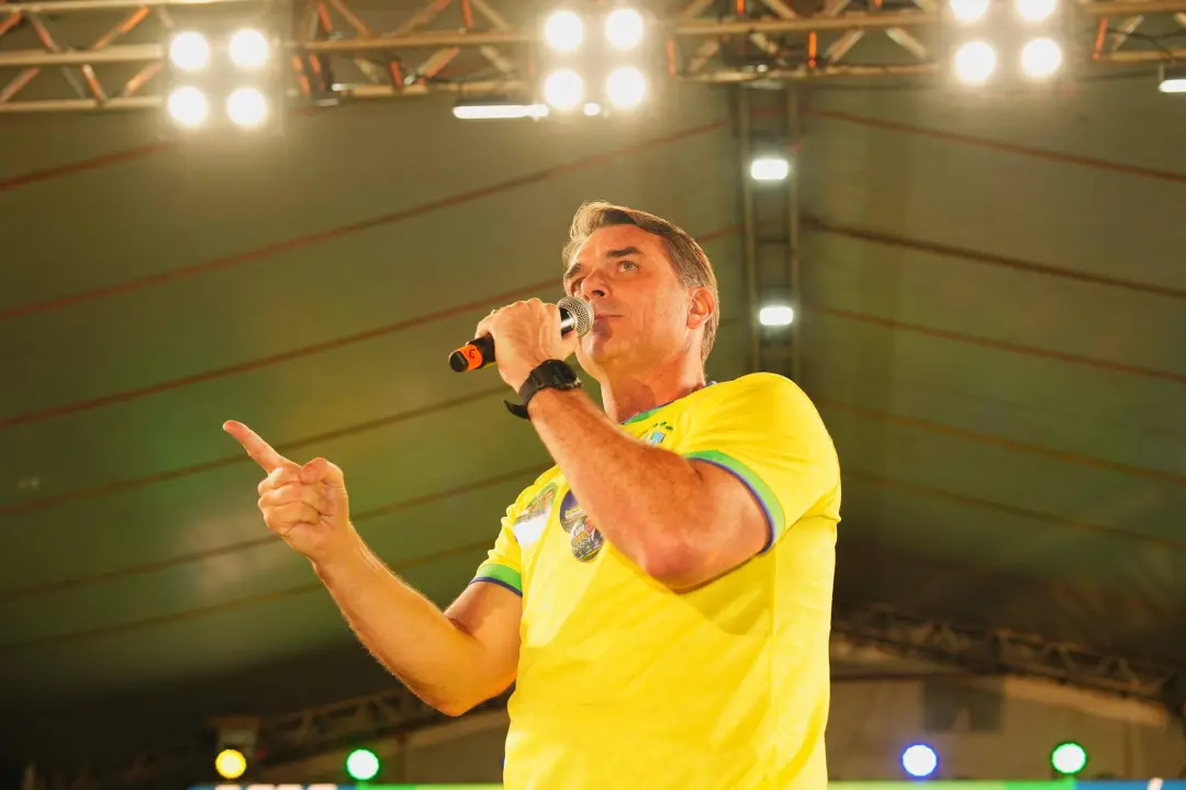 Flávio Bolsonaro defende a manutenção das apostas em esportes, mas quer proibir cassinos on-line como o Jogo do Tigrinh…